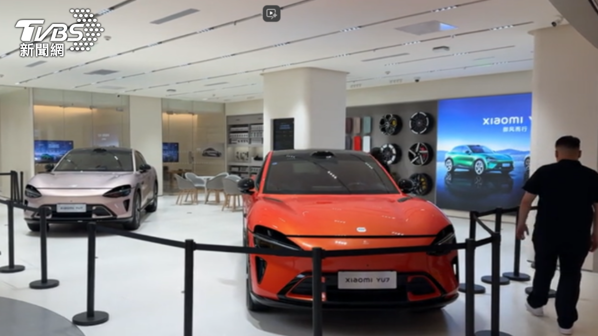 深圳小米汽車展間，平日上班時間仍有民眾試乘SUV車型YU7。（圖／TVBS）