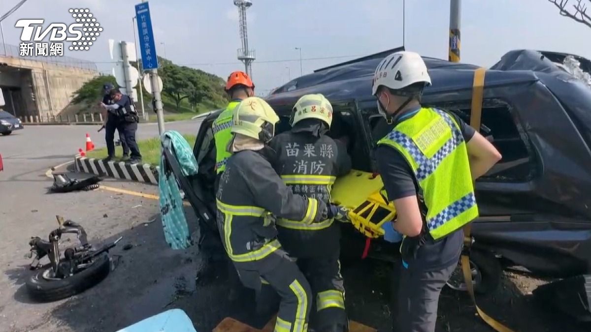 40歲男高速撞島 廂型車騰空翻轉僅傷膝。(圖/TVBS)