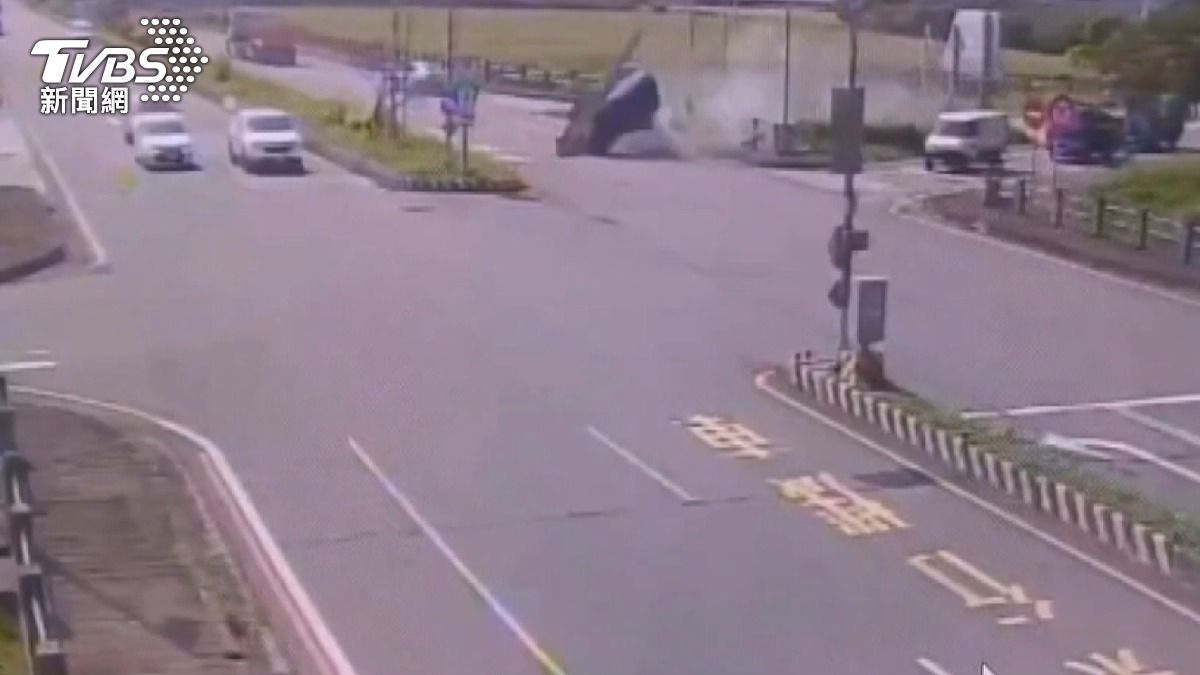 藍車高速撞分隔島騰空翻1圈半!指示牌斷飛。(圖/TVBS)