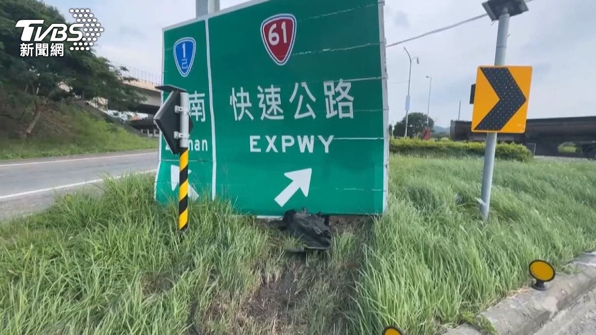 車飛越車道 指示牌險砸等紅燈車。(圖/TVBS)