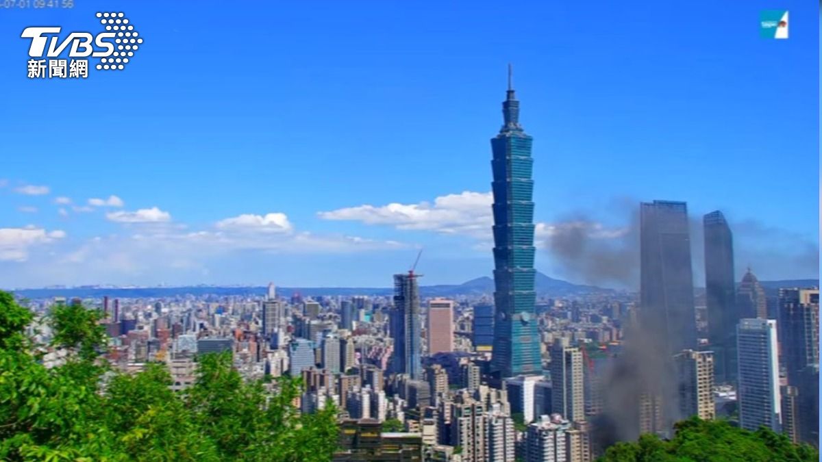 台北市府觀傳局架設在象山的監視器鏡頭，拍下了滾滾濃煙，原因是底下的道觀起火。（圖／台北觀光即時影像）