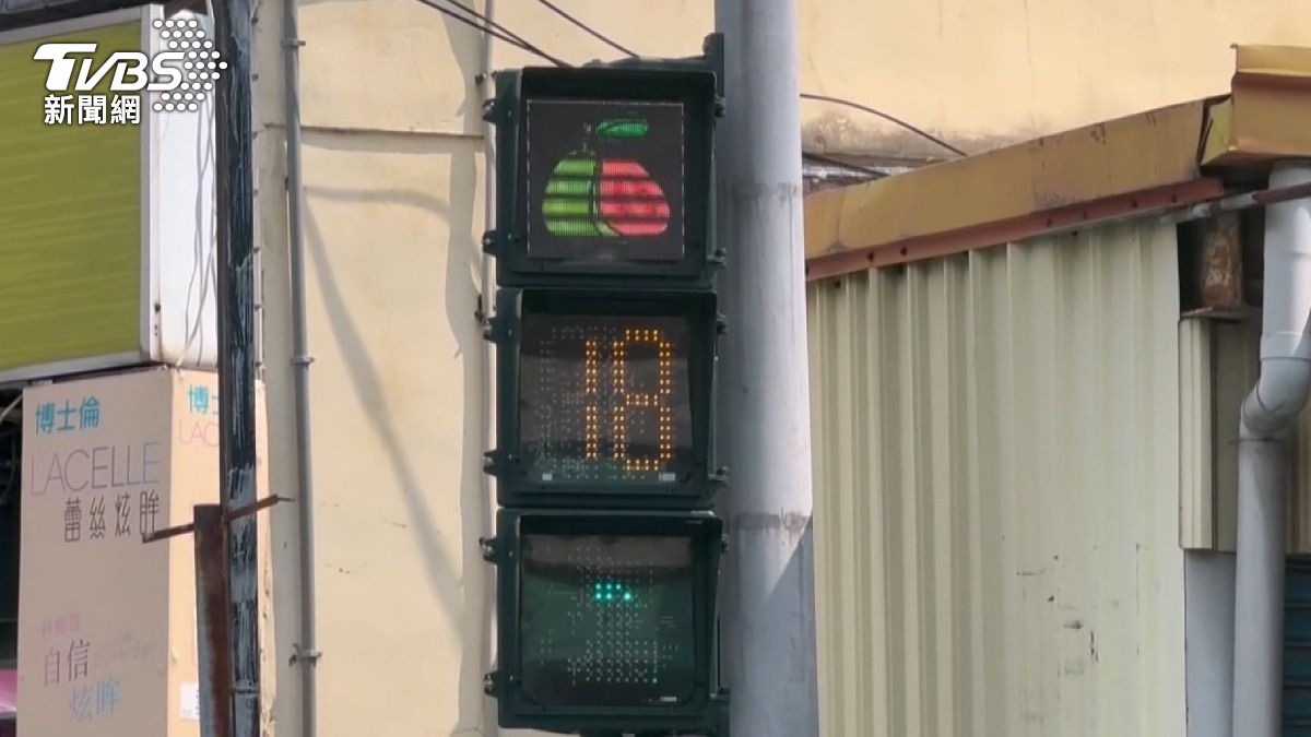 地方特色芭樂入紅綠燈，民眾驚：小驚喜感！(圖／TVBS)