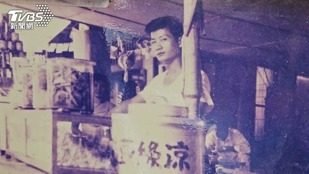 牆上貼著許多第二代業者之相片，前方綠豆湯的桶子，已傳承使用50年。（圖／TVBS）