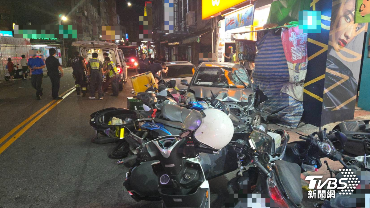 新北八里車禍6人傷!路邊整排機車撞毀 疑爆糾紛狂追車