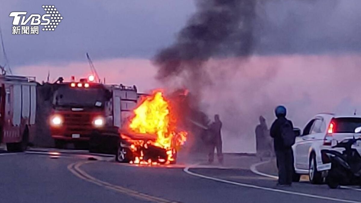兩車相撞後,駕駛皆受困,黑色汽車起火燃燒,白車駕駛送醫後不治。(圖/TVBS)