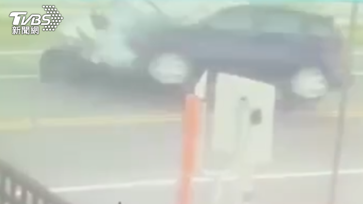黑色汽車疑過彎失控,撞擊對向車道另一部車後起火燃燒。(圖/TVBS)