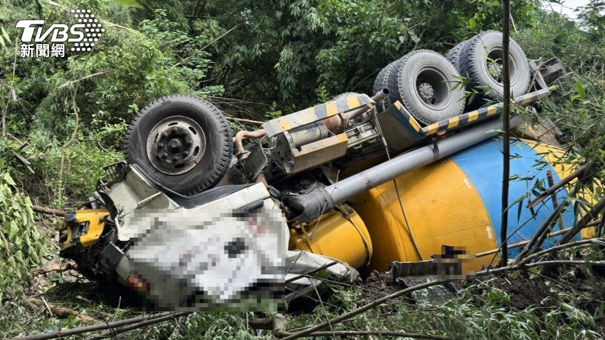 水泥預拌車不明原因滑落邊坡,整部車翻覆,駕駛遭重壓身亡。(圖/TVBS)