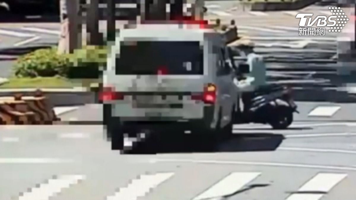 救護車闖燈撞死騎士,駕駛竟未考過照。(圖/TVBS)