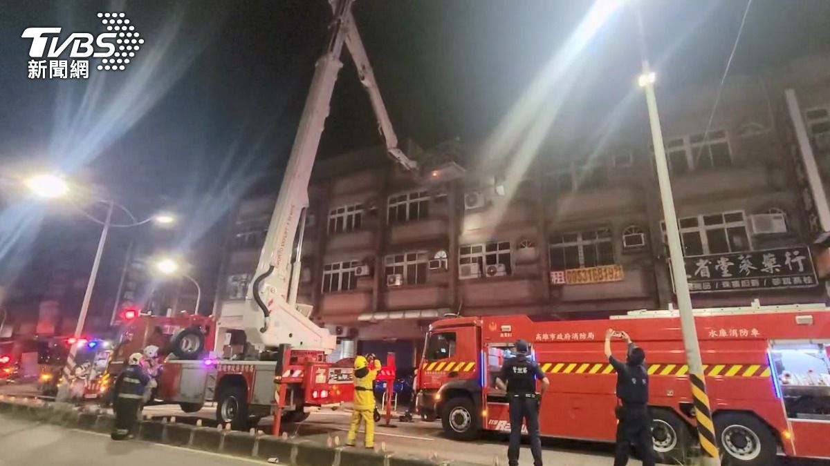 高雄民宅暗夜火警!透天厝突燒雲梯車救援 一家四口驚魂