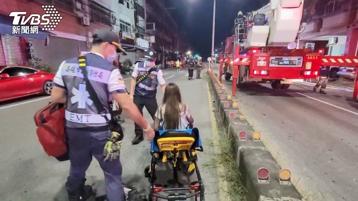 警消雲梯車救下住戶。(圖/TVBS)