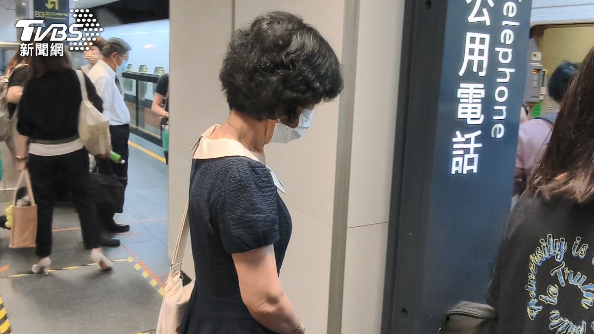 陳佩琪低著頭未再回應。(圖/陳冠宇攝)