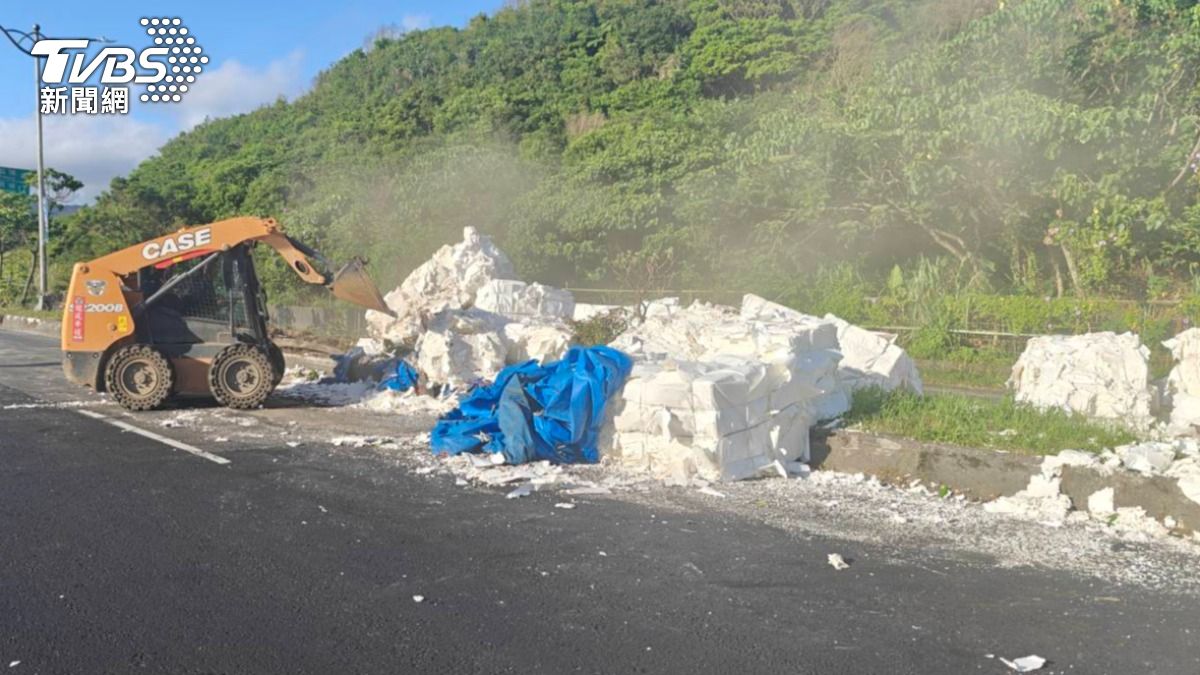 曳引車超車擦撞衝對向 新北貢寮台2線「太空包炸滿地」