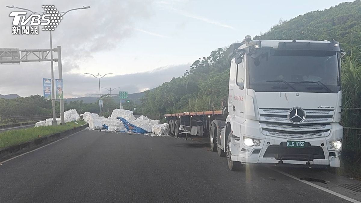 太空包一度占據路面。(圖/TVBS)