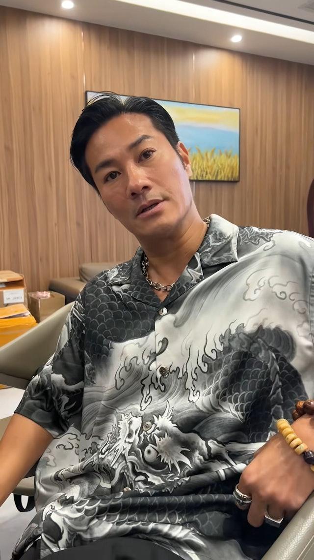 他形容當時被砍後,看到自己的「臉皮掉下來」。(圖/翻攝自抖音@香港明星經紀KC)