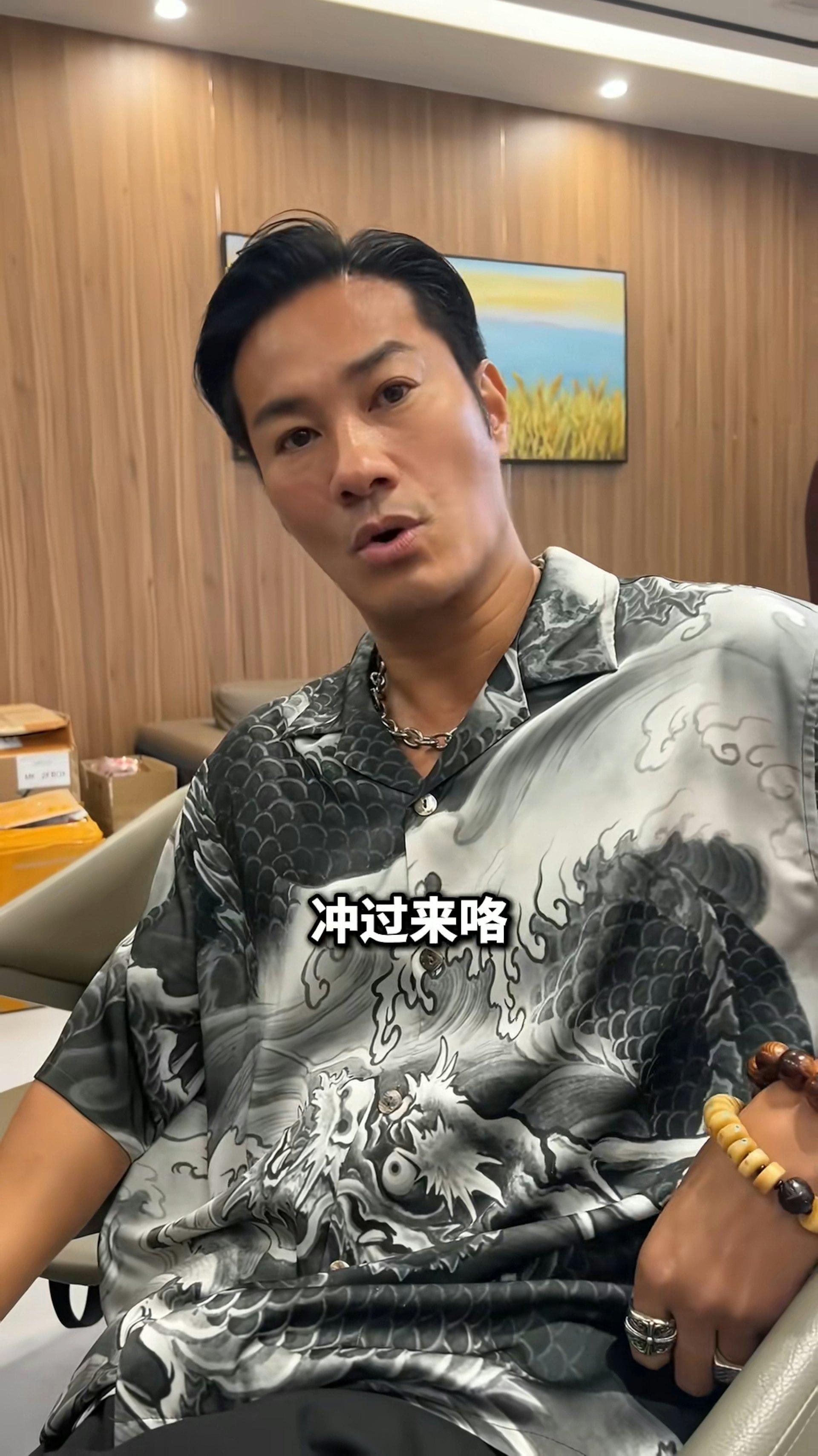 黃竣鋒訴說事發經過。(圖/翻攝自抖音@香港明星經紀KC)