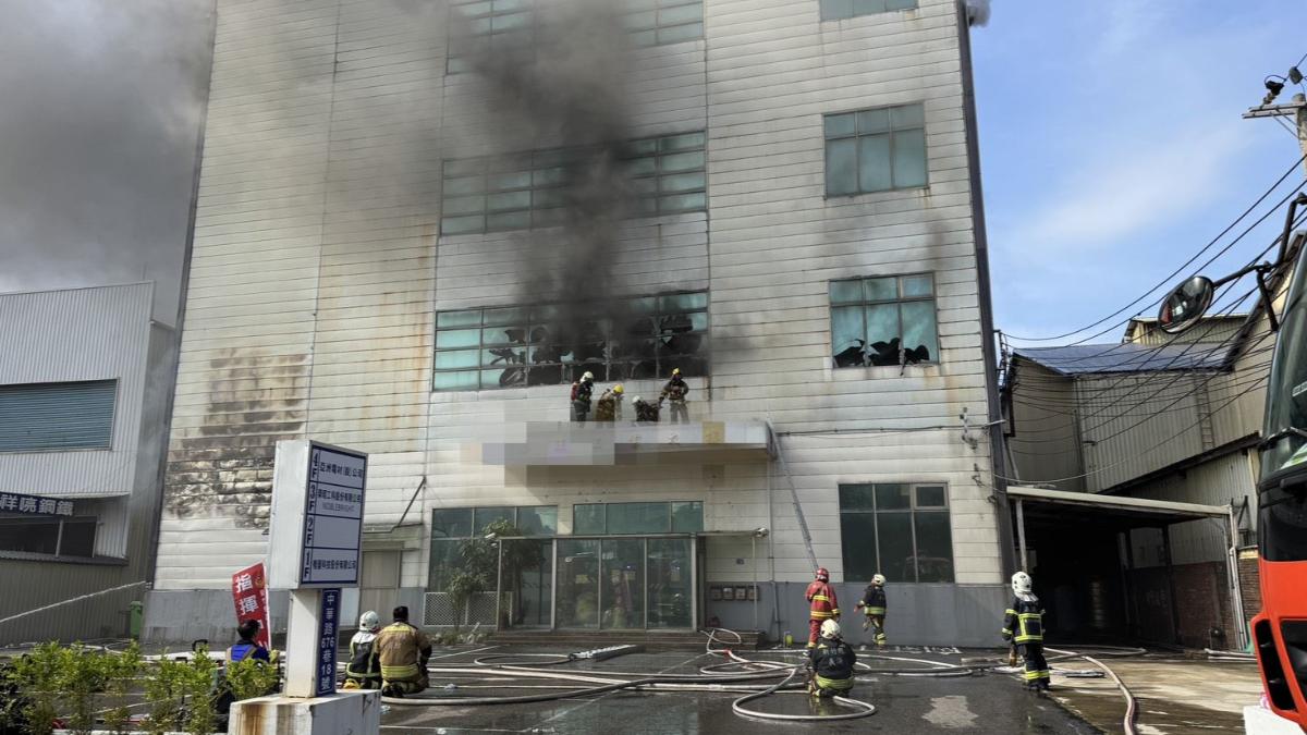 竹北一間工業大樓6月25日竄出濃煙，火調研判是一根菸蒂導致火警。（圖／翻攝自縣府官網）