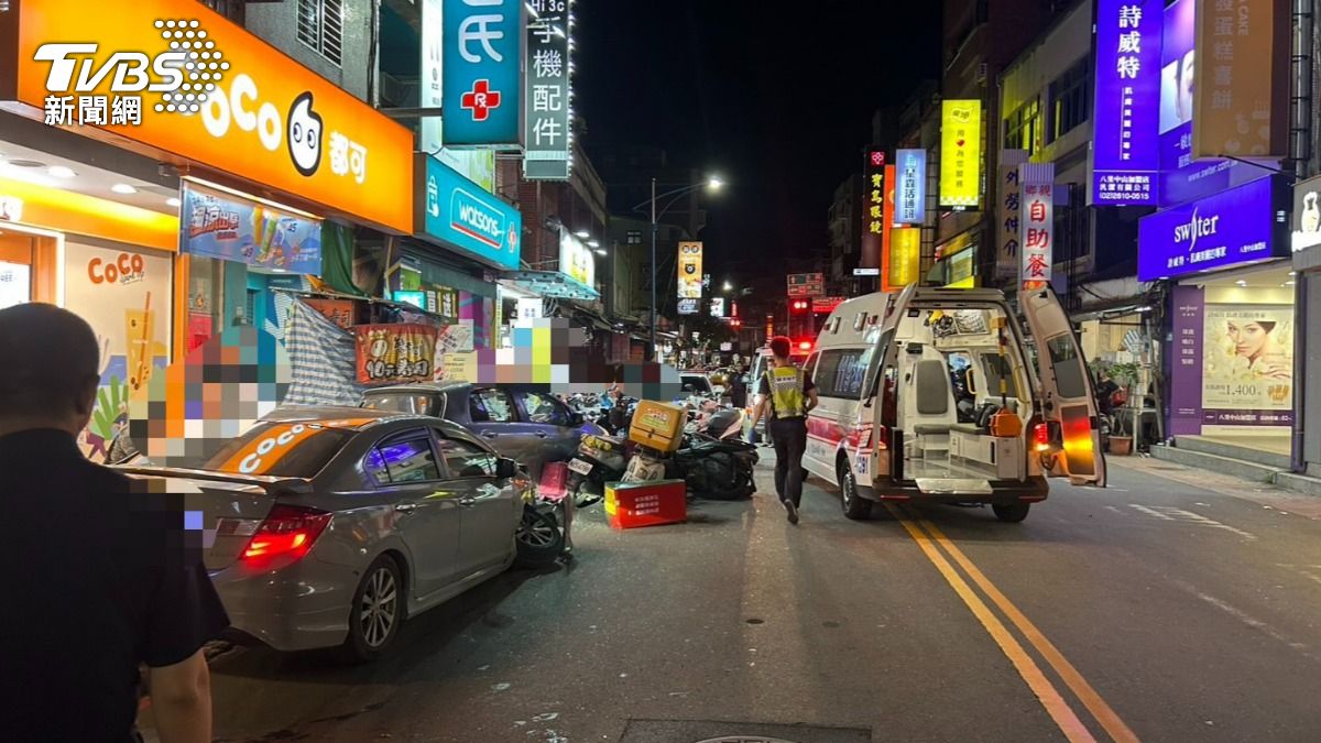 2車當街追逐,不慎波及路邊車輛還撞擊3名行人。(圖/TVBS)
