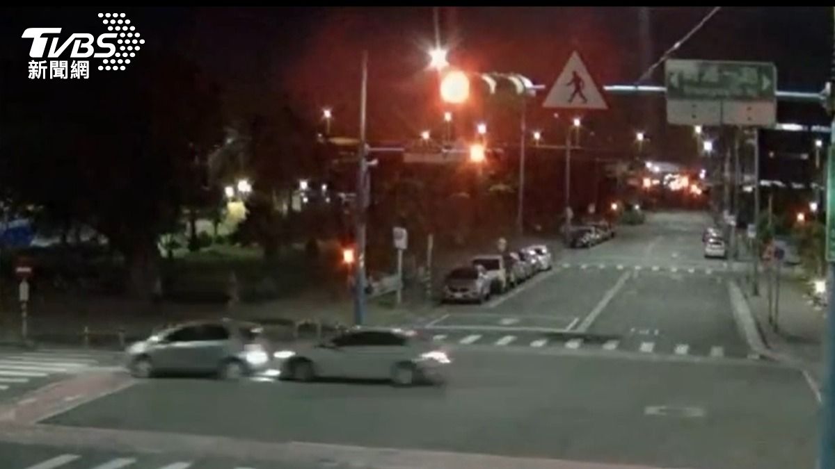 監視器拍下2車在八里市區飛車追逐的驚險過程。(圖/TVBS)