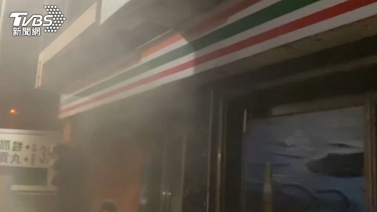澎湖超商火災!冰箱上天花板冒濃煙 疑鋼架內「電線走火」