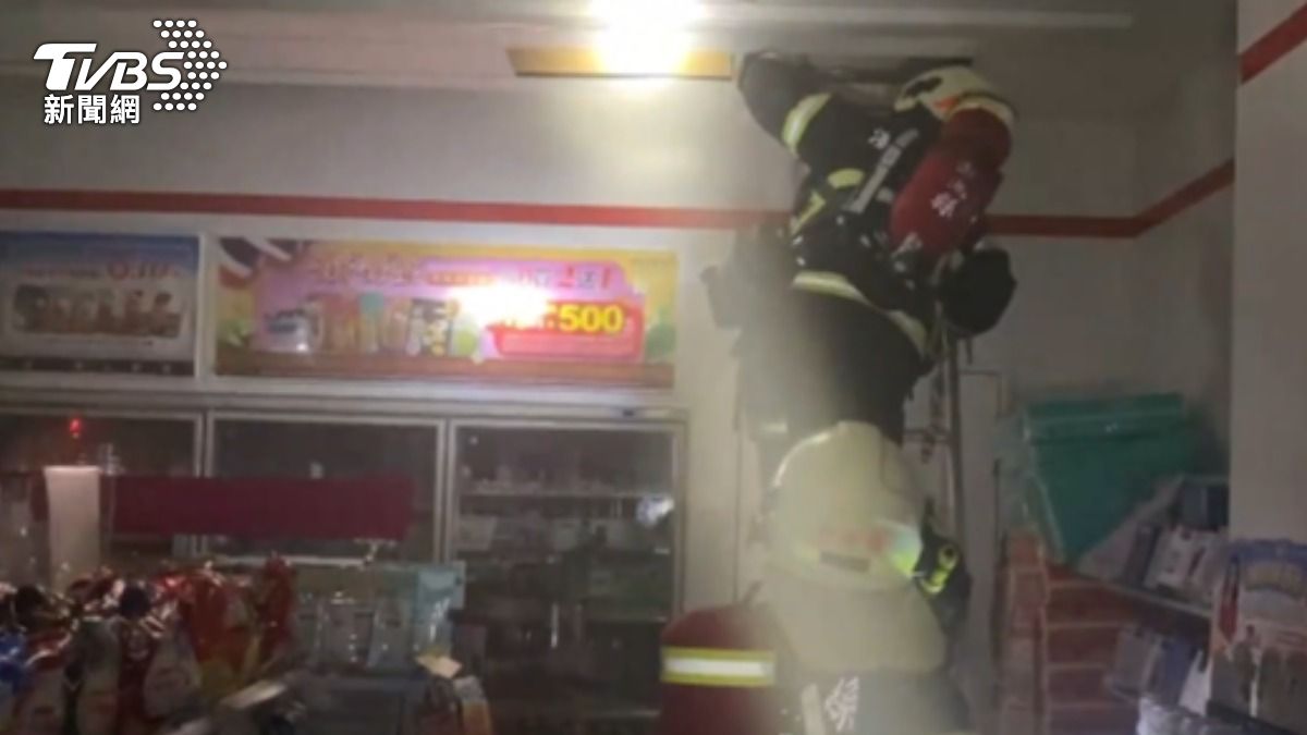 警消確認起火點位在冰箱上方的天花板夾層內。(圖/TVBS)