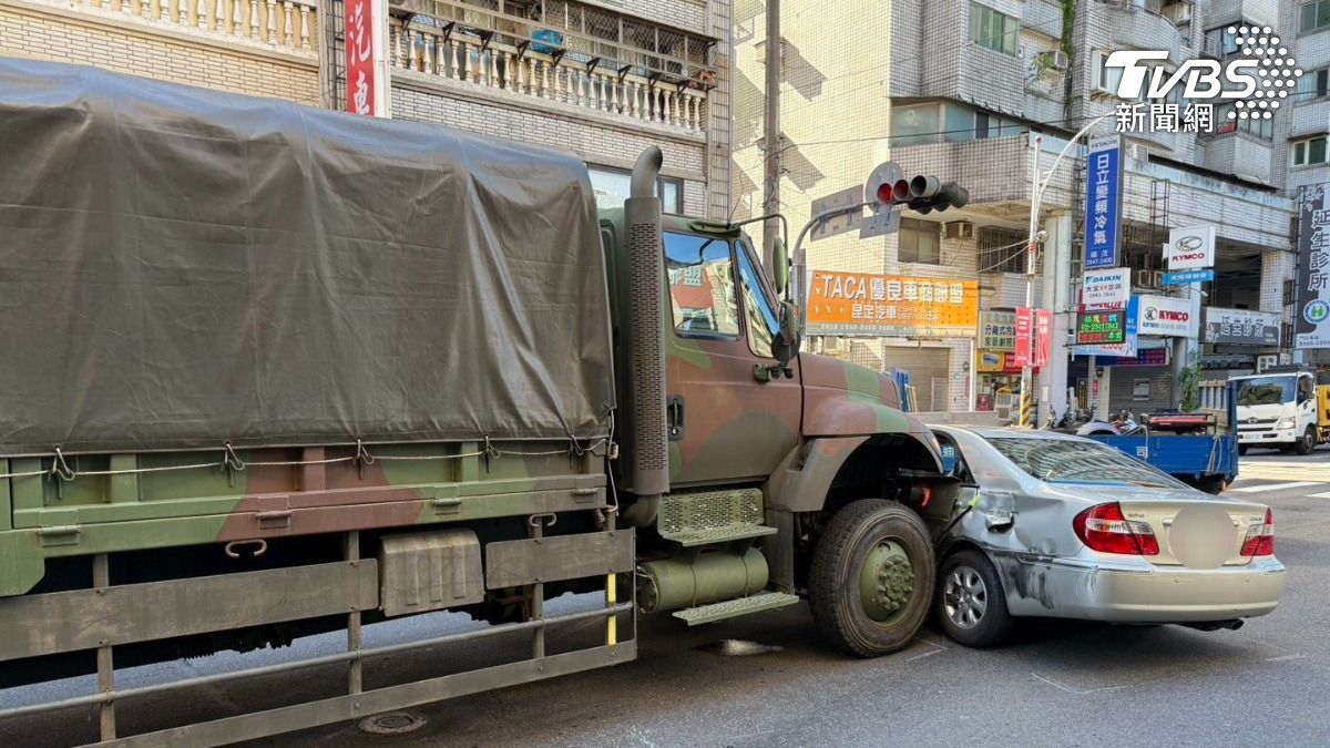 有片/疑鬼切釀禍!新北軍卡衰撞小客車「推行數公尺」慘況曝