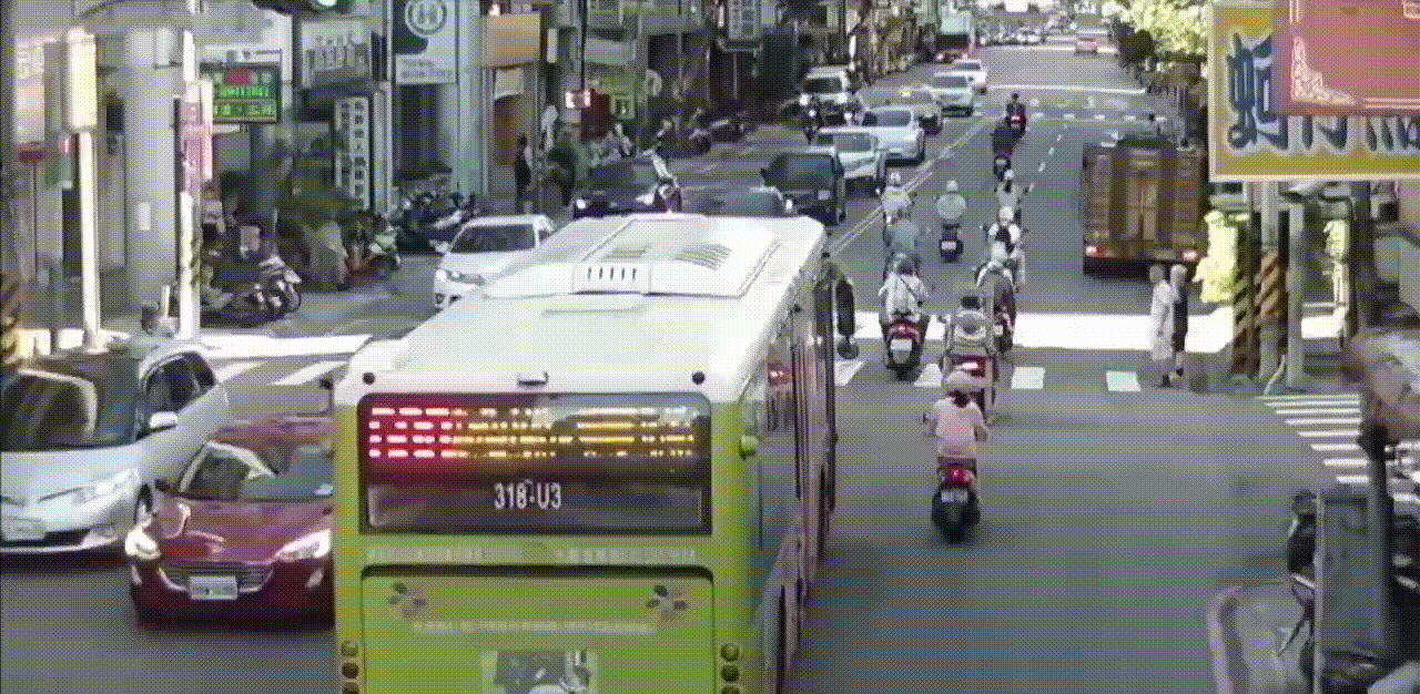 撞擊瞬間曝光。(圖/TVBS)