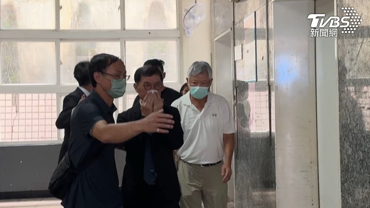 愛妻墜樓亡…彭振聲沉澱一晚現身殯儀館 抵靈堂潰堤淚崩