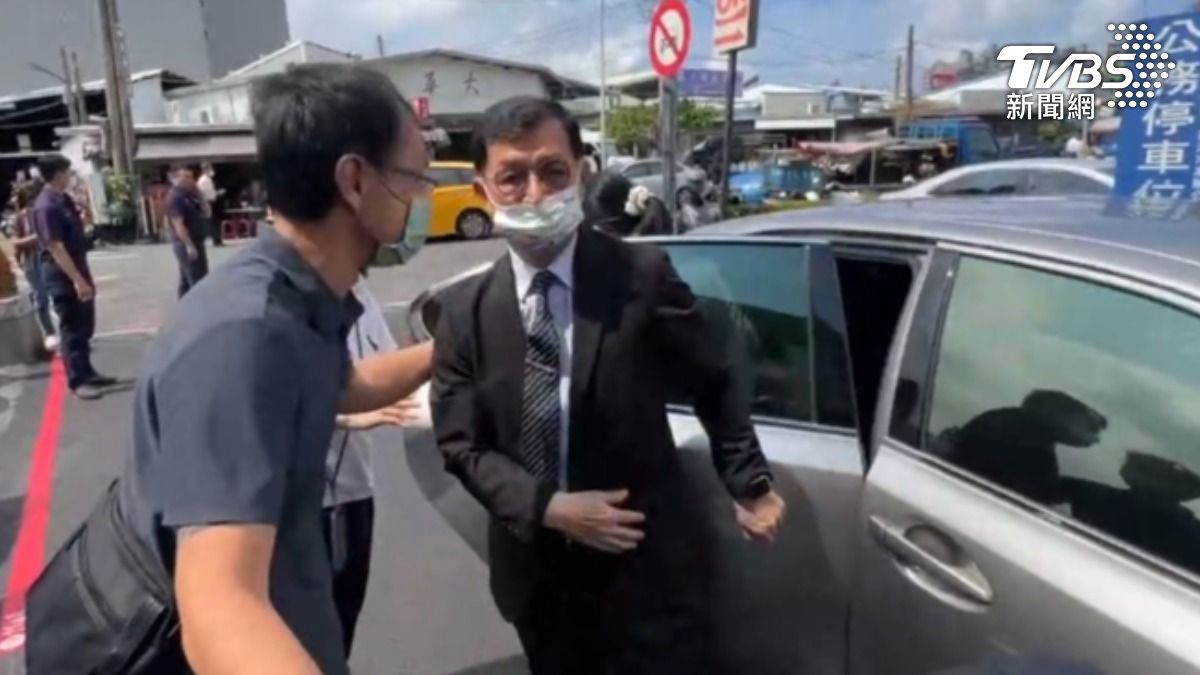 彭振聲穿一身西裝,神情哀痛現身殯儀館。(圖/TVBS)