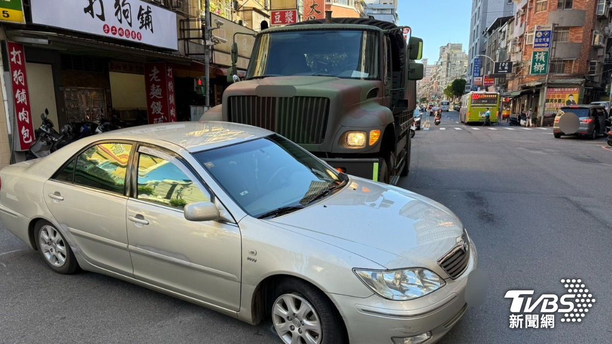 小客車與軍卡發生碰撞。(圖/TVBS)