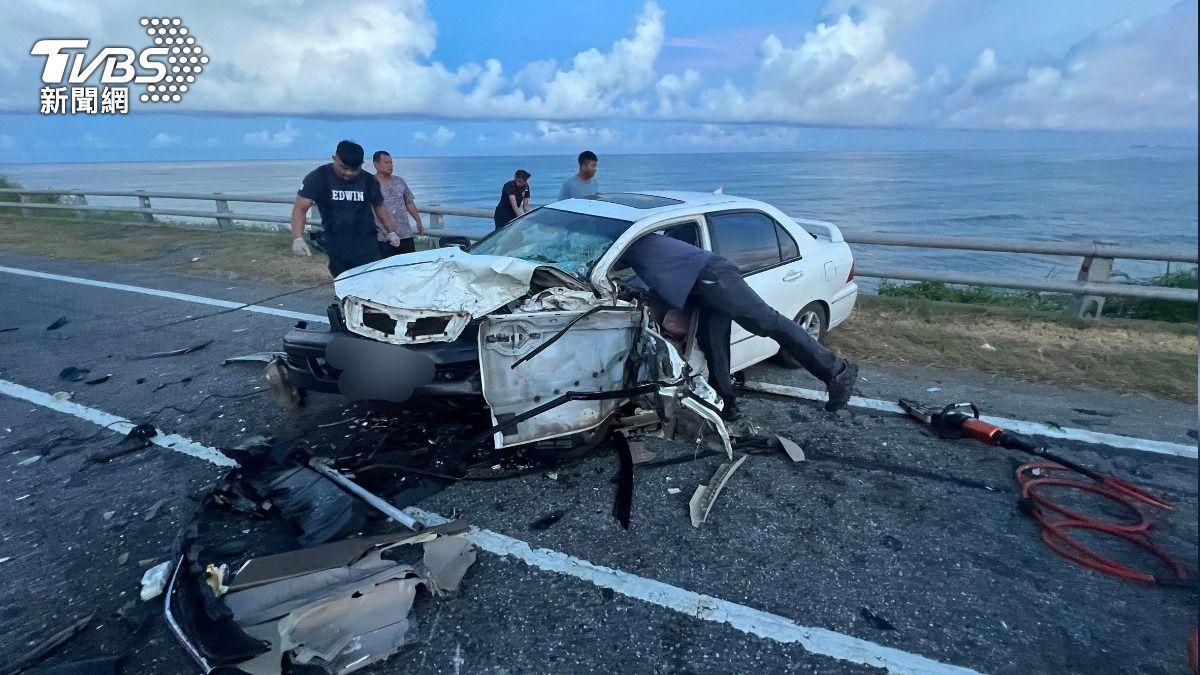 白車被對向黑車撞上,車體嚴重毀損,白車駕駛則傷重死亡。(圖/TVBS)