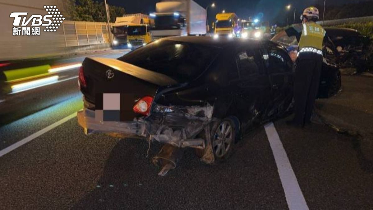 國1自撞護欄!酒駕男「下車行走」險送命 2人掛彩
