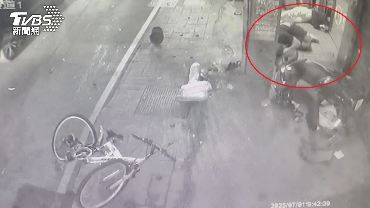 小轎車失控連環撞,2名路人被撞飛倒地。(圖/TVBS)