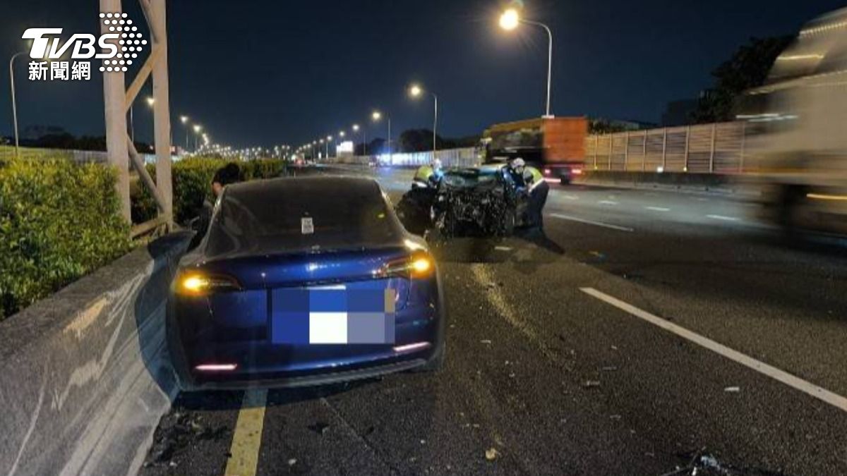 潘男煞車不及撞上施男的轎車。（圖／TVBS）