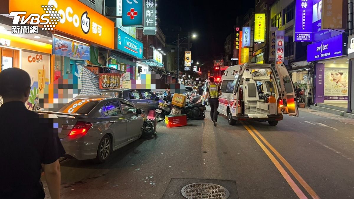 小轎車失控連環撞,導致3名路人被撞飛送醫。(圖/TVBS)