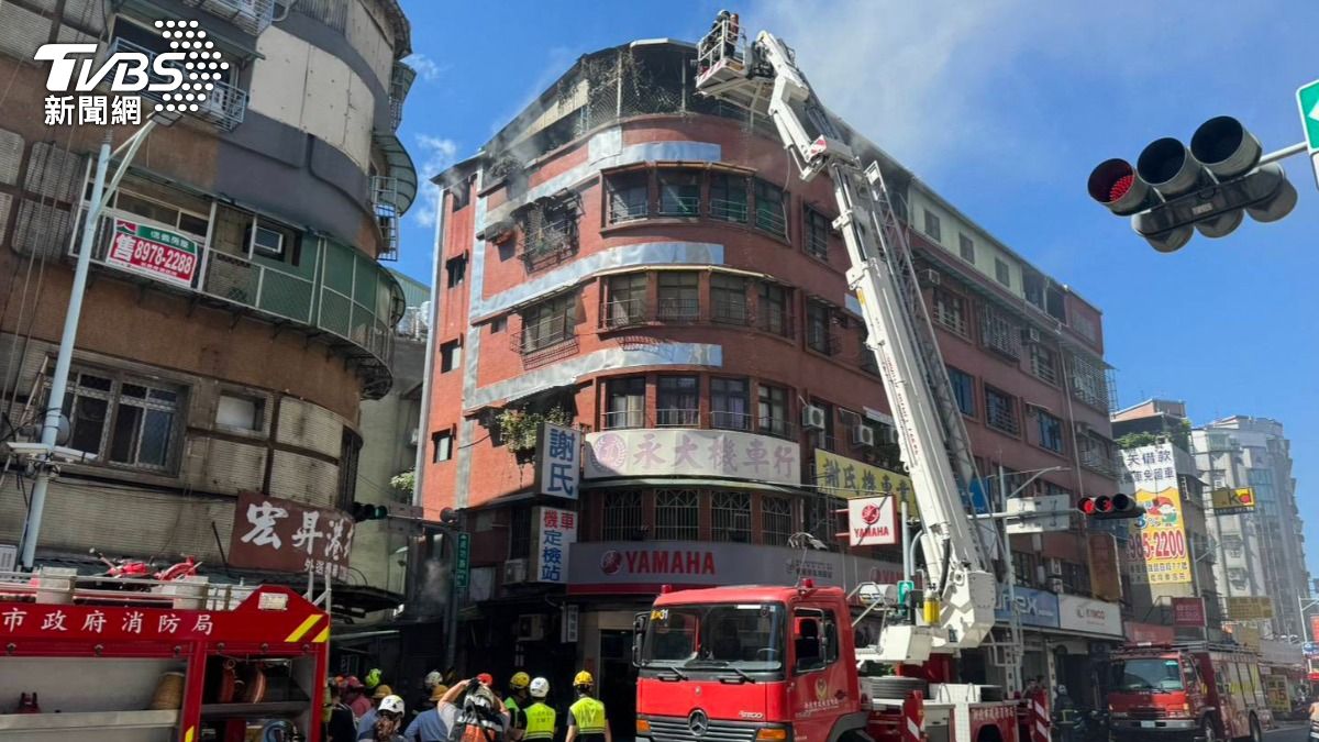 快訊/新北蘆洲公寓5樓起火「濃煙狂竄」 屋主灼傷送醫