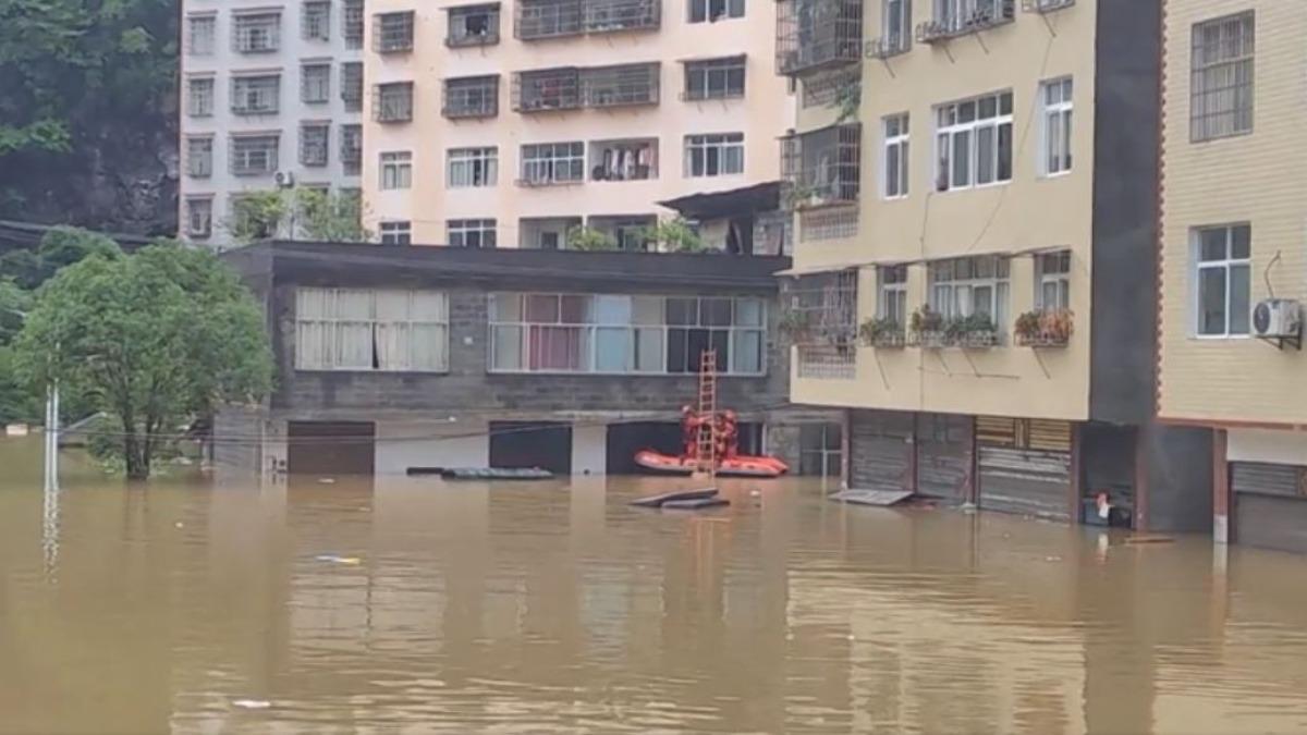 馬路崩壞！河南西峽暴雨釀洪災，目前5死3失聯。（圖／央視）