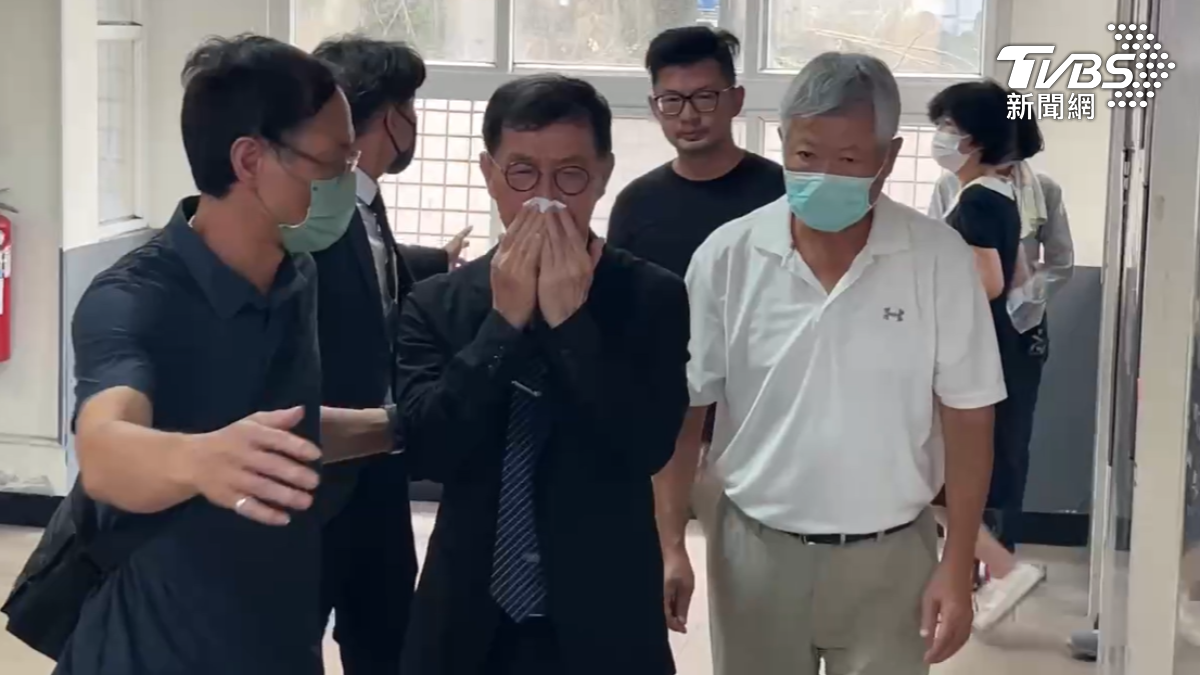 彭振聲雖然情緒穩定了不少,但見完妻子後,他還是忍不住落淚(圖/TVBS)