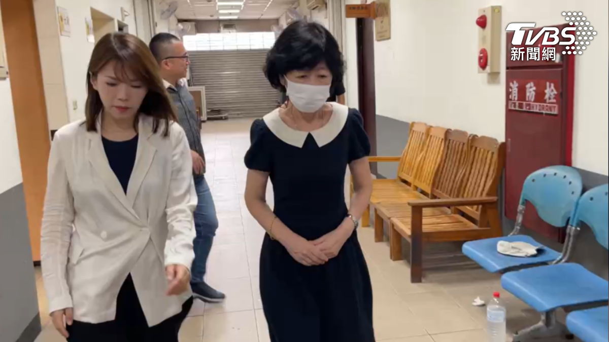 來弔唁的陳佩琪,身穿藏青色洋裝,口帶白色口罩,神色凝重(圖/TVBS)