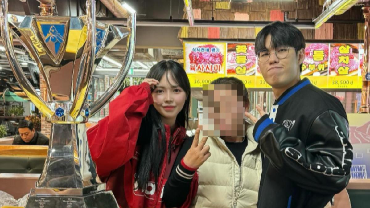 文慧真弟弟帶著冠軍獎杯和全家合照。(圖/翻攝自yll_suly28 IG)