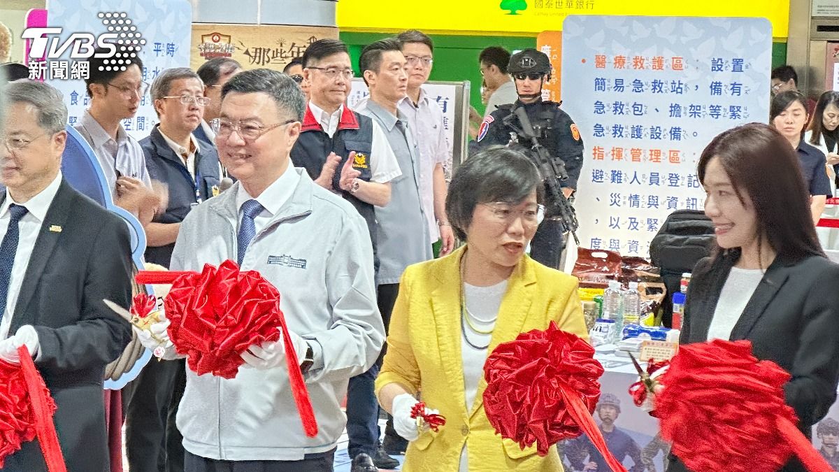 (左起)行政院長卓榮泰、內政部長劉世芳、民進黨立委吳沛憶皆出席展覽剪綵活動。(圖/潘袁詩羽攝)