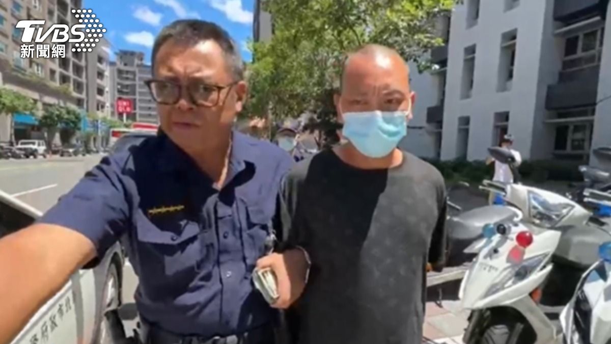疑遭戴綠帽！男子街頭追情敵，撞傷路人毀11機車。（圖／TVBS）