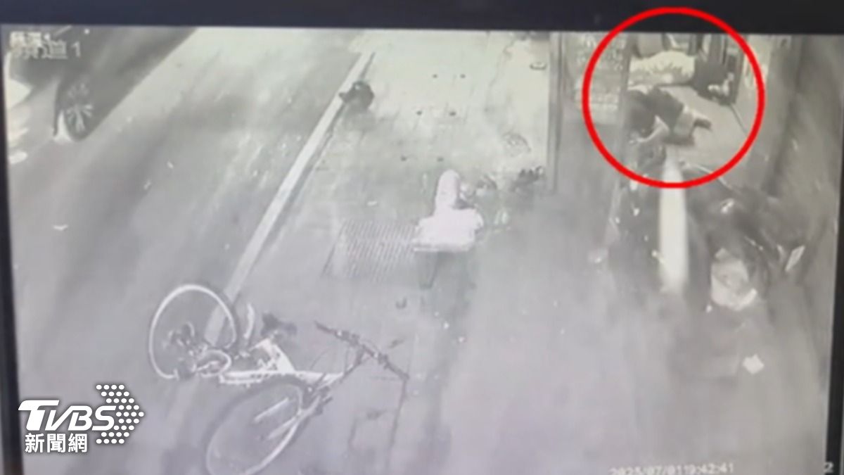 八里3車追撞暴衝人行道畫面。（圖／民眾提供）