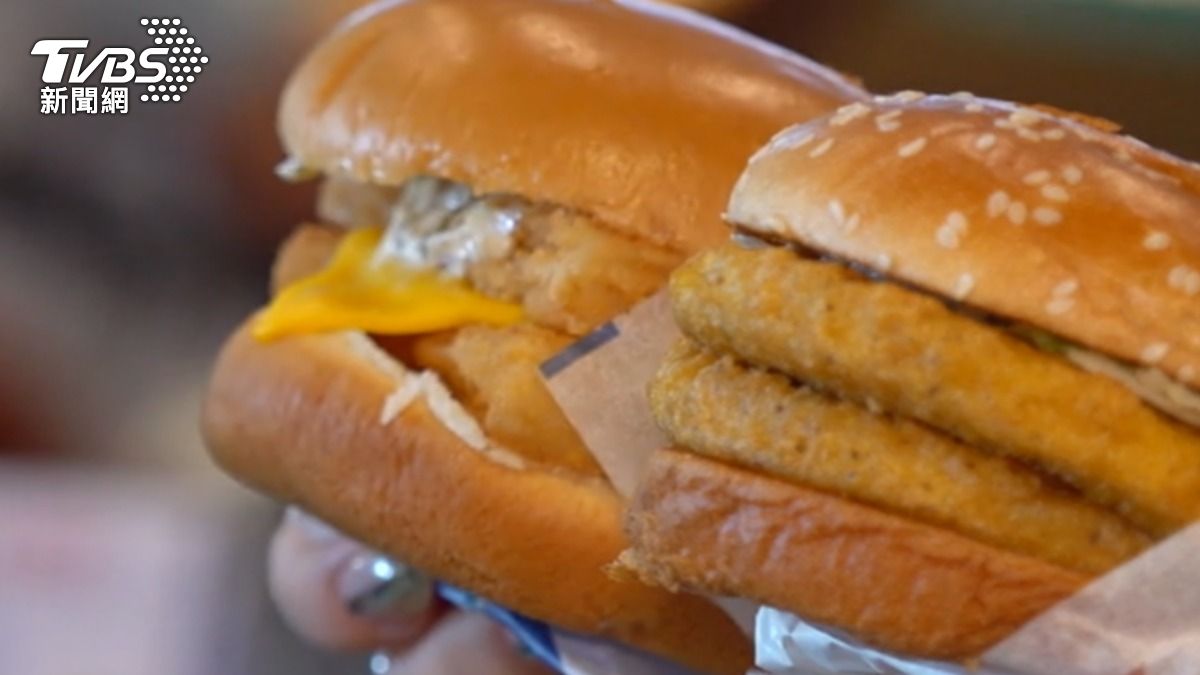 麥當勞的「雙層麥香魚」。(圖/TVBS)