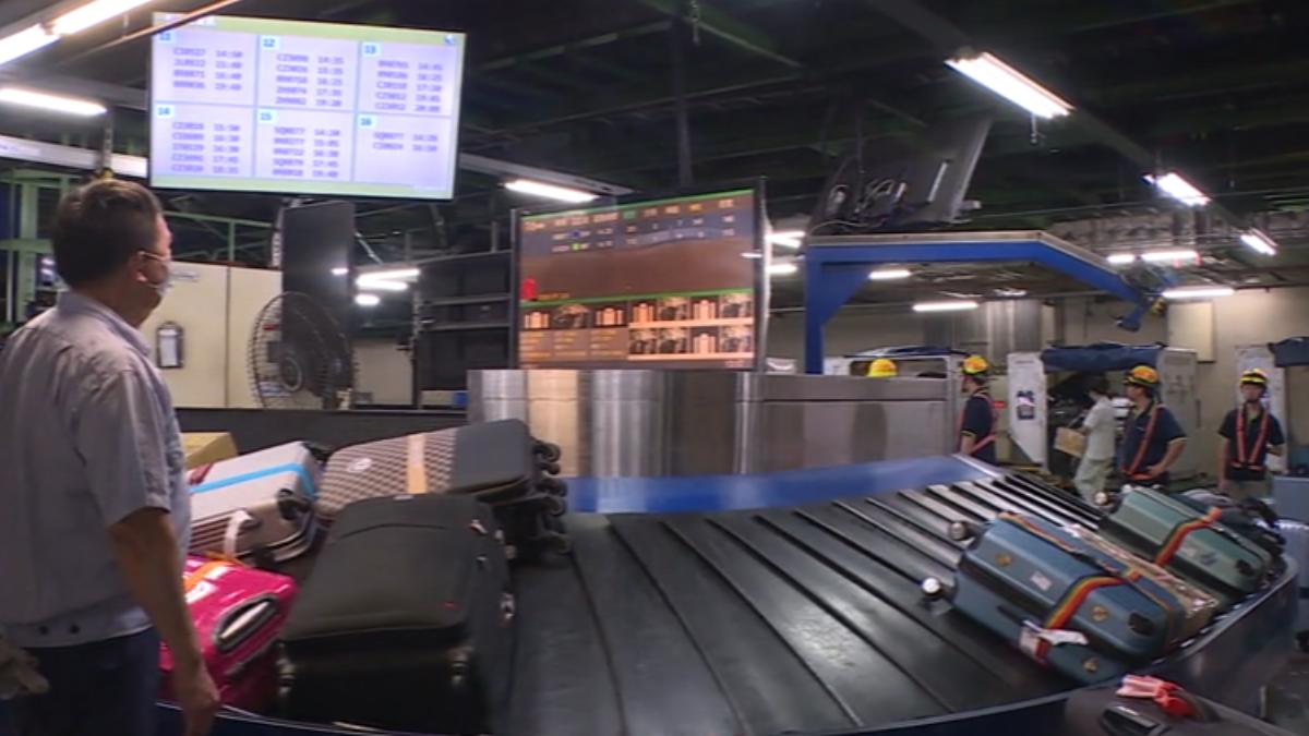 飛機延誤行李滯留3天找嘸,女轟廉航「擺爛」。(圖/TVBS)