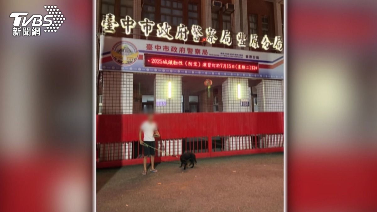 男子帶狗和烏龜分局前拍照,疑似挑釁.(圖/網路翻攝)