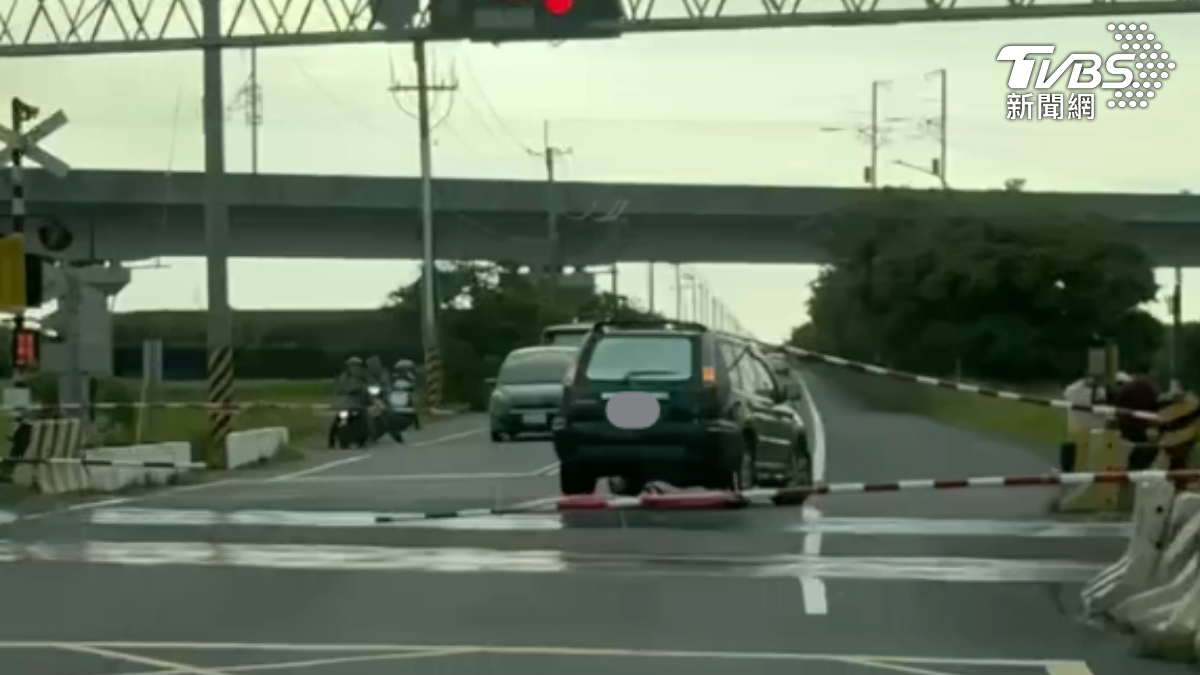 車卡平交道30分鐘!前輪歪斜動彈不得(圖/threads@yuting_0804已授權)
