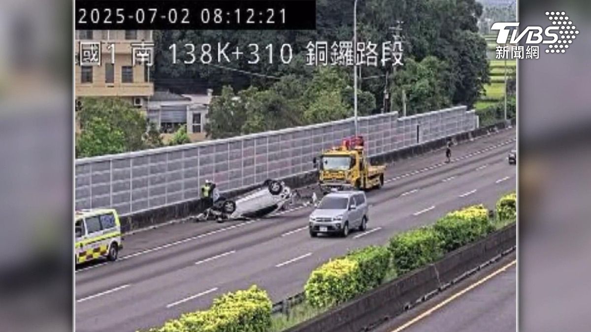 肇事者疑似25歲楊姓女子操作不當。(圖∕國道即時影像)