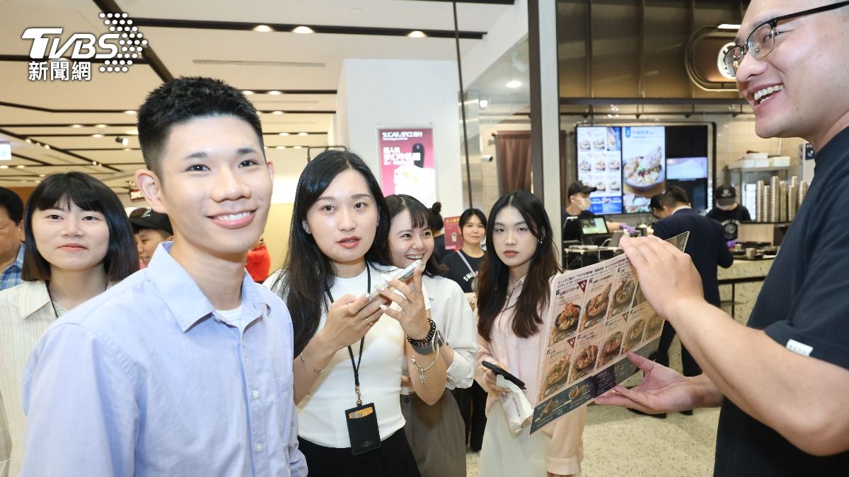 《TVBS新聞網》直擊現場人潮。(圖/華子琛攝)