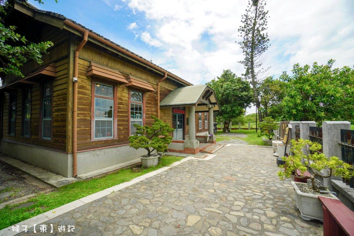 「安平出張所」是日治時期建造的木作建築，地點就在安平鹽神公園裡頭。（圖／猴子【東】遊記提供）
