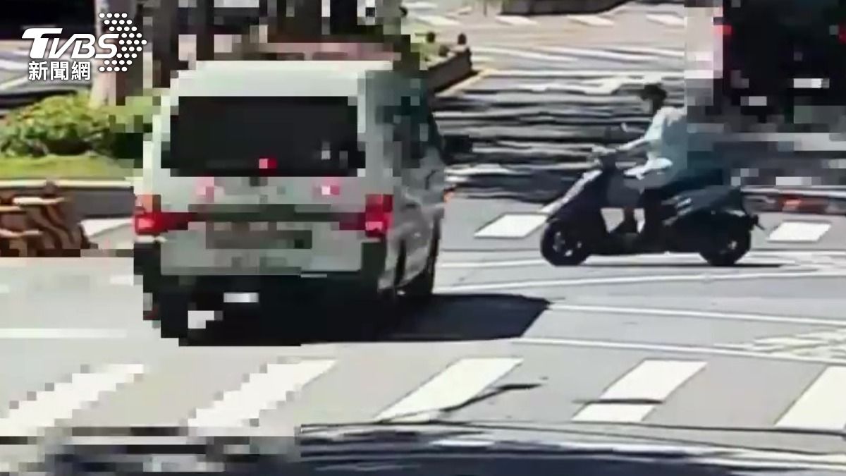 60歲黃姓騎士照無照救護車撞擊死亡。(圖/TVBS)
